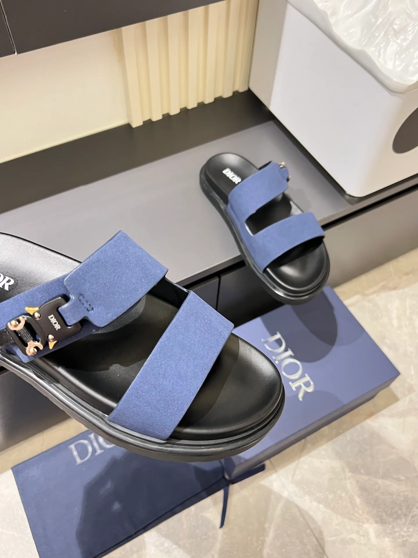 Men's Men's Shoes 💰p320 Dio* Men's Sandals Slippers. Showcasing Dior haute couture design. The Dior gray suede strap is accented with an aluminum Dior buckle for added style. Paired with a comfortable tonal notch sole, they pair easily with shorts or jeans for a sophisticated look. Main body: suede cow leather, technical fabric lining: cow leather, with adjustable straps, aluminum Dior buckle, Dior gray EVA insole, tonal notched rubber outsole splicing structure, size: 38-44 (customized at 45.46)